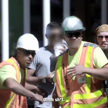 Détruisez la voiture de police... Ils piègent des passants pour un jeu vidéo !