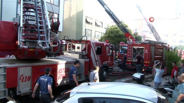 Şişli’de izolasyon yapılan çatı alev alev yandı