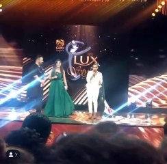 Iqra Aziz winning best actress award for suno Chanda at LSA