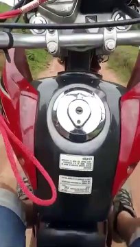 Il fait une roue arrière en moto mais va vite être stoppé...