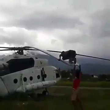 Des enfants s'amusent à sauter sur les pales d'un hélicoptère... Un peu dangereux