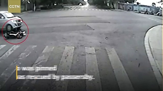 Des passants interviennent pour sauver une femme coincée sous les roues d'un minibus