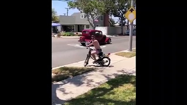 Il fait l'idiot avec sa mini mobylette et va le regretter
