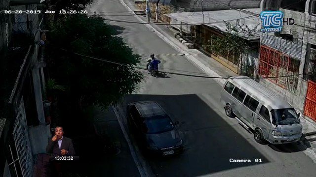 Cámaras captan el enfrentamiento de un adulto mayor con delincuentes en Guayaquil