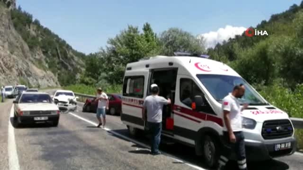 Hatalı sollama yaptı, karşıdan gelen otomobille çarpıştı: 4 yaralı