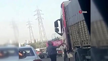 TIR şoförü, tartıştığı otomobil sürücüsünün üzerine direksiyonu böyle kırdı