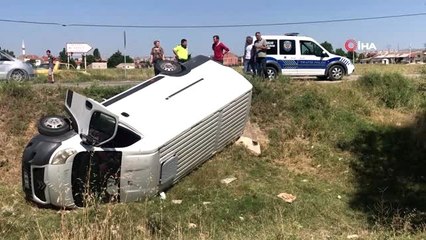 Kamyonet sulama kanalına devrildi, kanalın boş olması faciayı önledi