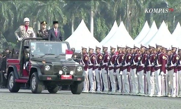Detik-Detik Presiden Jokowi Lakukan Pemeriksaan Pasukan di Hari Bhayangkara