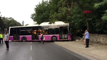 BÜYÜKDERE CADDESİ'NDE OTOBÜS DUVARA ÇARPTI