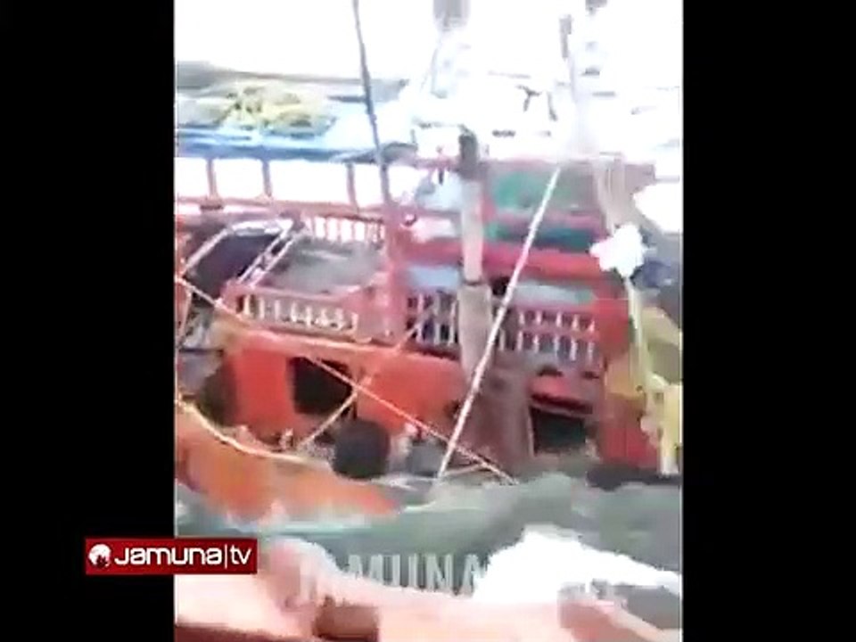 গভীর সমুদ্রে ডুবছে ট্রলার দেখুন সেই দৃশ্য