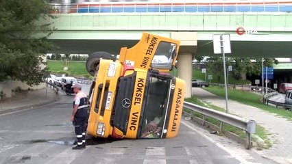 Bakırköy'de vinç yola devrildi: 1 yaralı