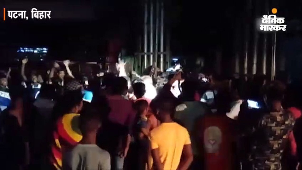 70 फीट लंबी और 8 फीट ऊंची दीवार झोपड़ियों पर गिर...