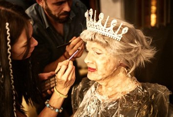 DJ Ozan Doğulu, yeni klibinde Kraliçe Elizabeth'i taklit etti