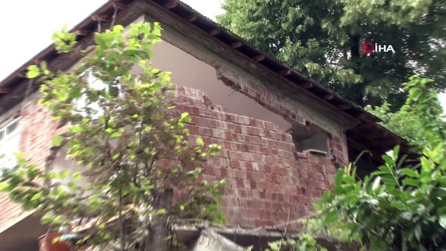 Yol genişleme çalışmasının ardından yağan şiddetli yağmur evi yıktı