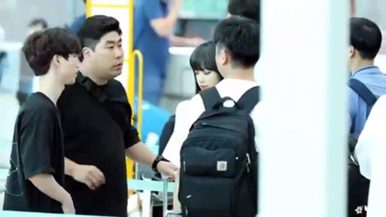 THE PRINCESS OF THAILAND HAS RETURN !! BLACKPINK LISA RECEIVE WARM WELCOME AT BANGKOK  AIRPORT 190710