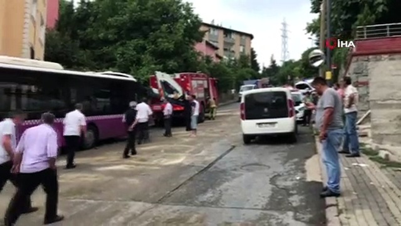 Üsküdar'da belediye otobüsü minibüse çarptı