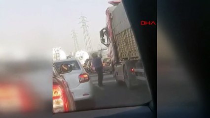 Trafikte şoke eden görüntü! TIR şoförü sinirlenince...