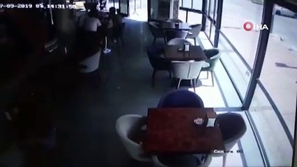 Fırına dalan otomobilin altında kalmaktan kılpayı kurtuldular