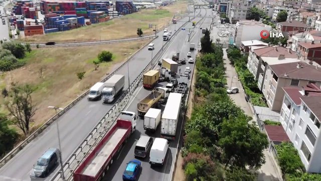 Beylikdüzü Ambarlı Liman yolunu kilitleyen kaza havadan görüntülendi