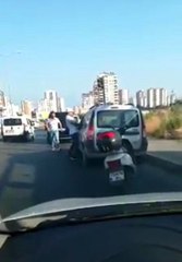 Arabanın camından şoförü darp etti