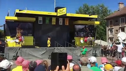 Spectacle sur les 100 ans du maillot jaune qui a attiré une foule de curieux