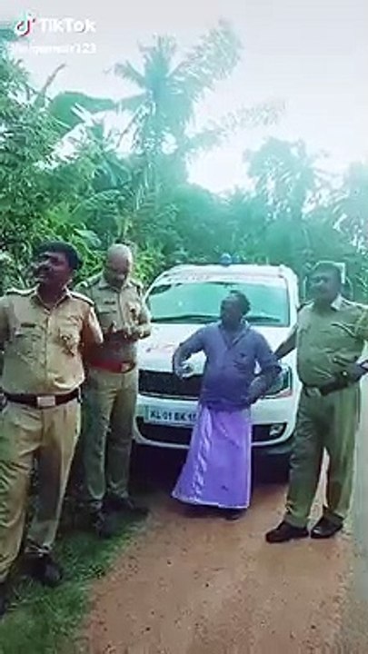 கைதியுடன் குத்தாட்டம் போட்ட கேரள போலீசார்.. வைரல் வீடியோ