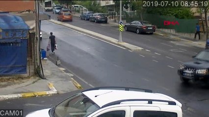 BEYLİKDÜZÜ'NDE TRAFİK KAZASI SONRASI KAVGA KAMERADA -2