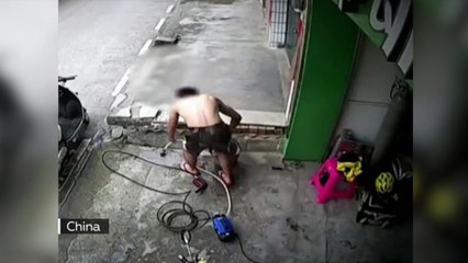 Milagro en China: electrocutado al lavar la moto
