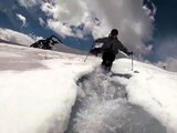 Une magnifique vidéo montrant un homme faisant du ski nautique