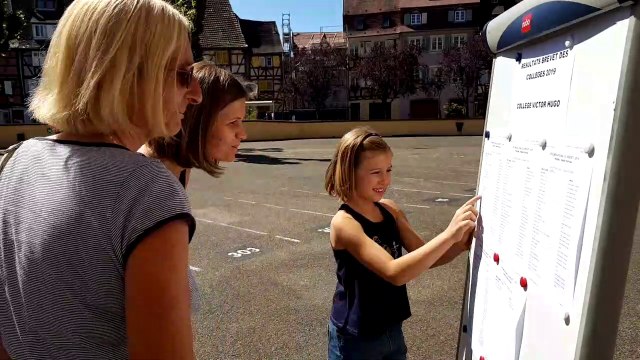 Affichage des résultats du brevet 2019 au collège Victor Hugo de Colmar