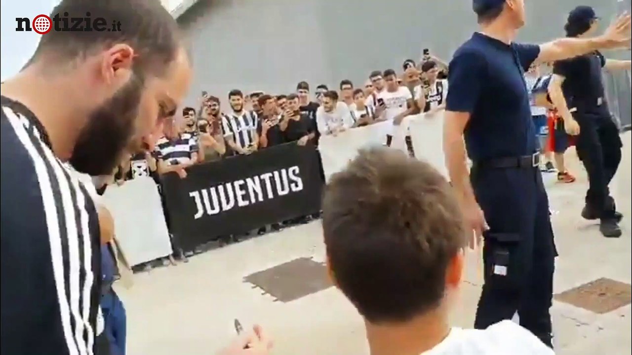 Higuain è tornato alla Juventus: i tifosi "Resta con noi" | Notizie.it