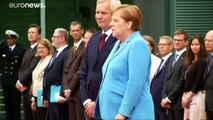Merkel bir kez daha kameralar önünde nöbet geçirdi