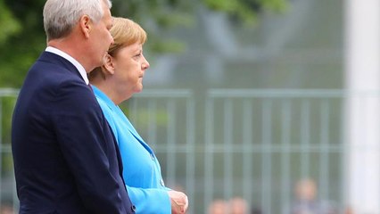 Video: Merkel üçüncü kez titreme nöbeti geçirdi