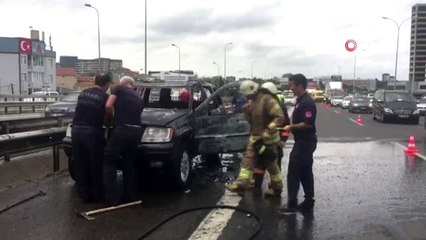 Lüks cip TEM Otoyolu'nda yol ortasında yandı