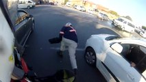 Un motard empêche le vol à l'arraché de l'ordinateur d'un automobiliste
