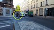 Un ballet de motos et scooters évitent les bouchons en roulant sur un trottoir à Paris