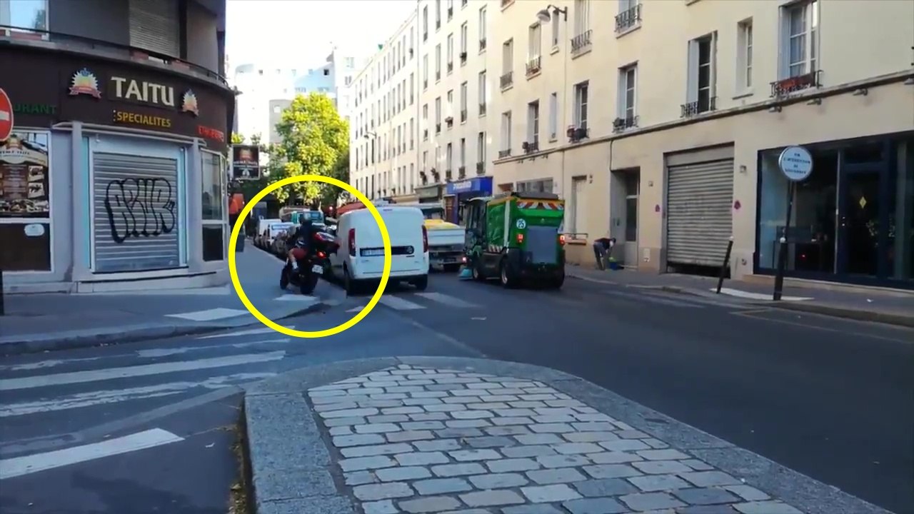 Un ballet de motos et scooters évitent les bouchons en roulant sur un trottoir à Paris