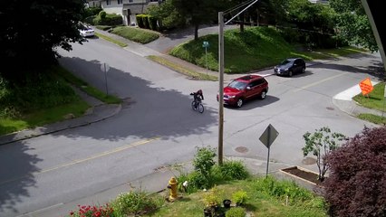 Un cycliste grille un stop et se fait percuter par une voiture