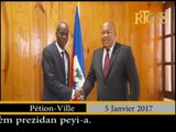 Le Président élu, Jovenel Moise reçoit le numéro spécial du Moniteur.