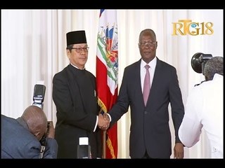 Download Video: Le Président provisoire, Jocelerme PRIVERT, a reçu les lettres de créance de deux ambassadeurs.