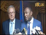 Neven Mimica visite le parlement haïtien.