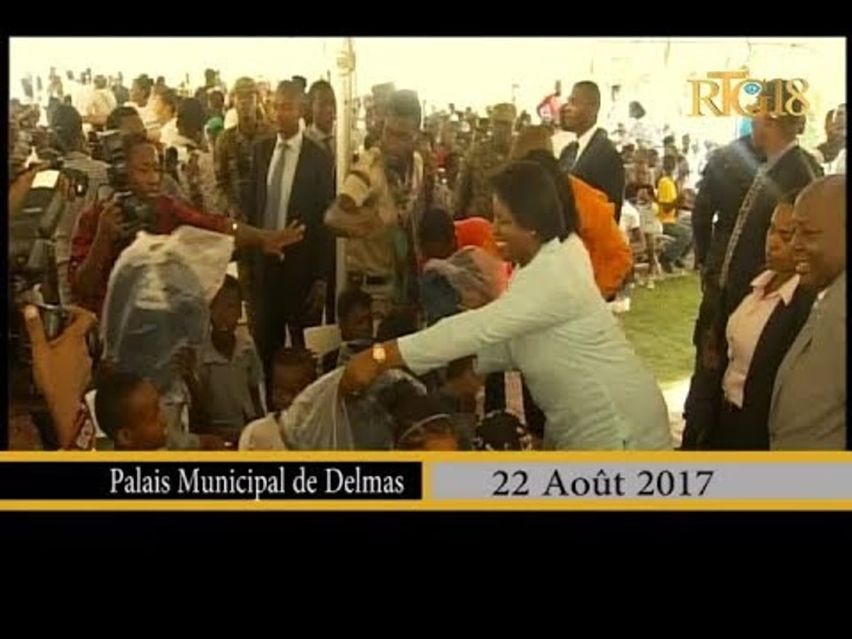 La Première dame de la République, Martine Moïse a distribué des kits scolaires aux élèves MARTINE