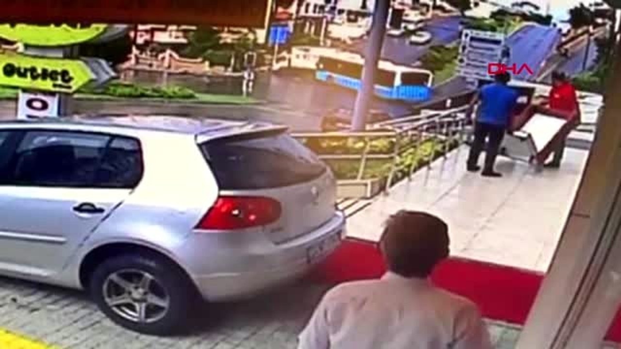 İSTANBUL- ÜMRANİYE'DE ÖZEL HALK OTOBÜSÜNÜN KAMYONETE ÇARPMASI KAMERADA