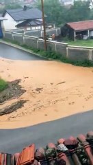 Shi i madh në Istog, rruget vershohen nga uji ne fshatin Kaliqan
