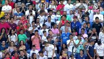 Eder Militao posa con la camiseta del Real Madrid en el césped del Santiago Bernabéu