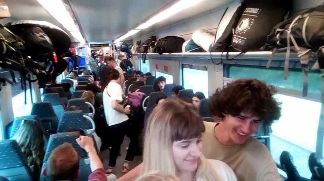 L'ambiance monte d'un cran pour les festivaliers du Dour Festival