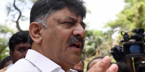 കര്‍ണാടകയിലെ ക്രൈസിസ് മാനേജരെ കുരുക്കി പൊലീസ് | Oneindia Malayalam