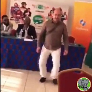 Ce touriste va vous faire pleurer de rire avec son Woyo Woyo. A voir !