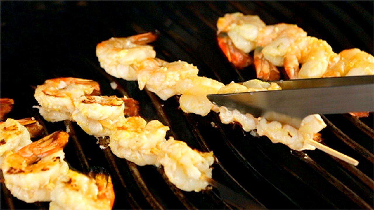 Brochettes de crevettes au citron et à l’ail