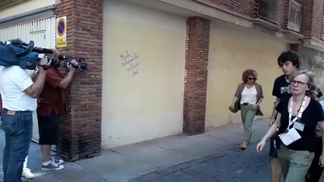 El actor Wally Shawn se dirige al set de rodaje de la película de Woody Allen en San Sebastián